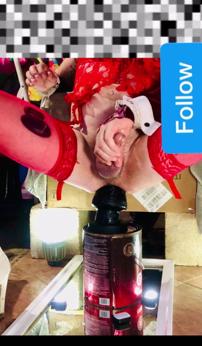 Benito414: 弱虫女装レースビスチェが巨大な大きな黒いディルドでジャンプ