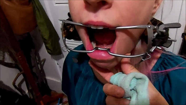 Selfgags classic: O treinamento de mordaça de Dolly - parte 2