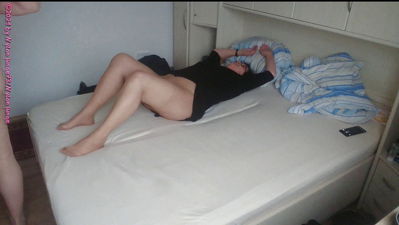 NylonjungeCarmen: पेंटीहोज में हॉट milf(चोदने लायक मम्मी) डेट 1 ** कपड़े उतारना **