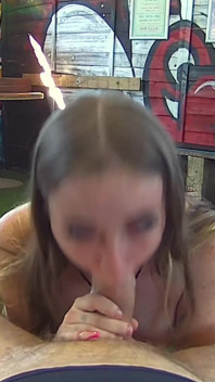 Backstage Festival blowjob - groupie mit dicken möpsen