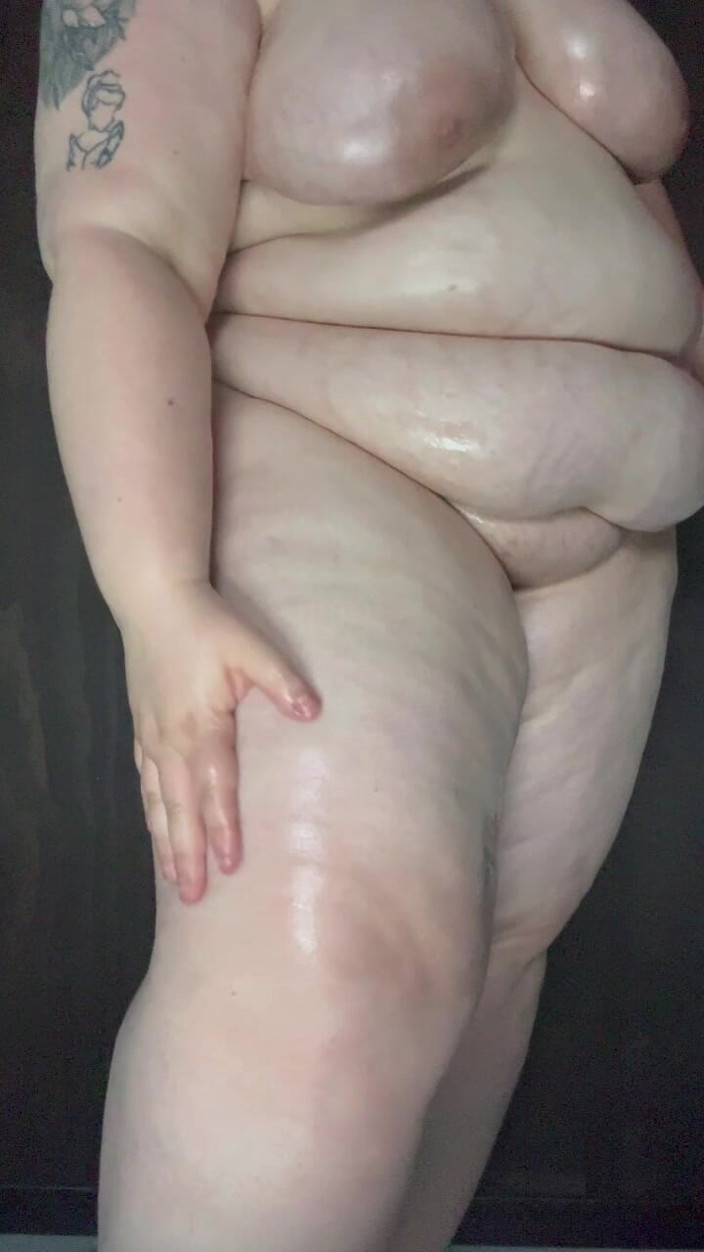 EllaBluz: BBW Full Body Drenched in Babyoil
