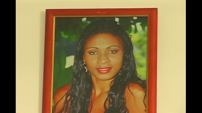 Nasty LADYBOY: Andreia neukt in haar reet