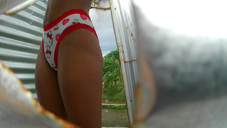 kloyesteicy: Latinas exhibicionistas en la sala al aire libre