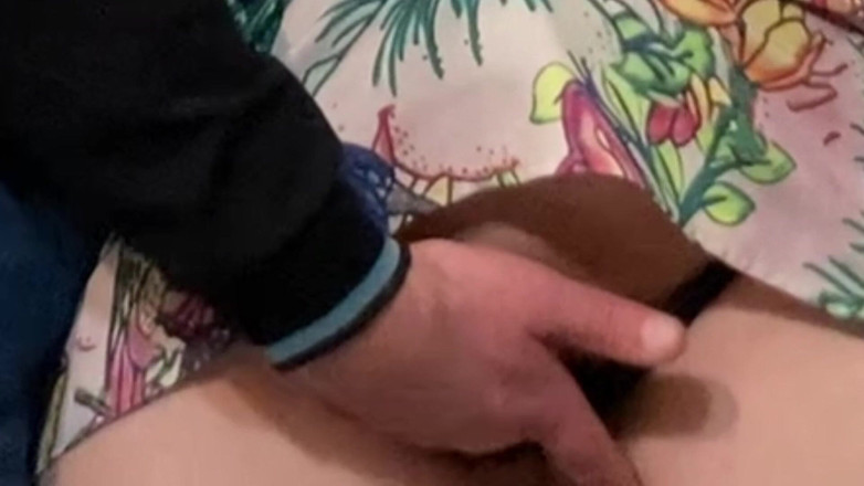 Niki studio: सबवे में कुल अजनबी बिना बाल वाली चूत रगड़ता है