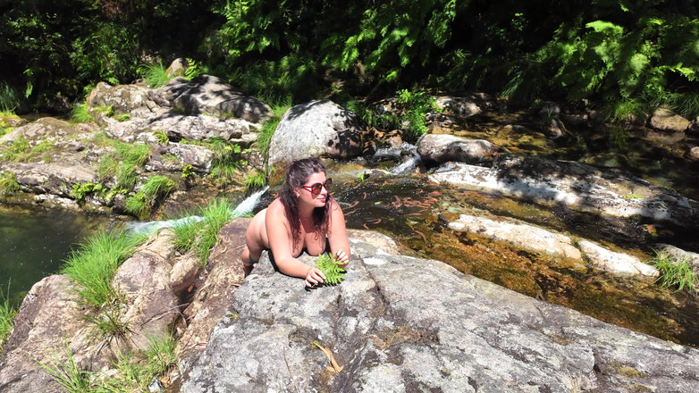 ExpressiaGirl: 숲속의 나체주의자 해변에서 일광욕을 즐기는 밀프