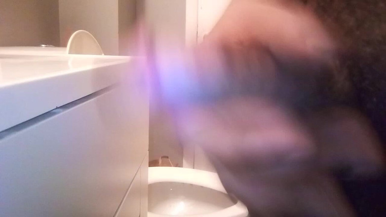 Quennelwhite: Masturbace před chcaním