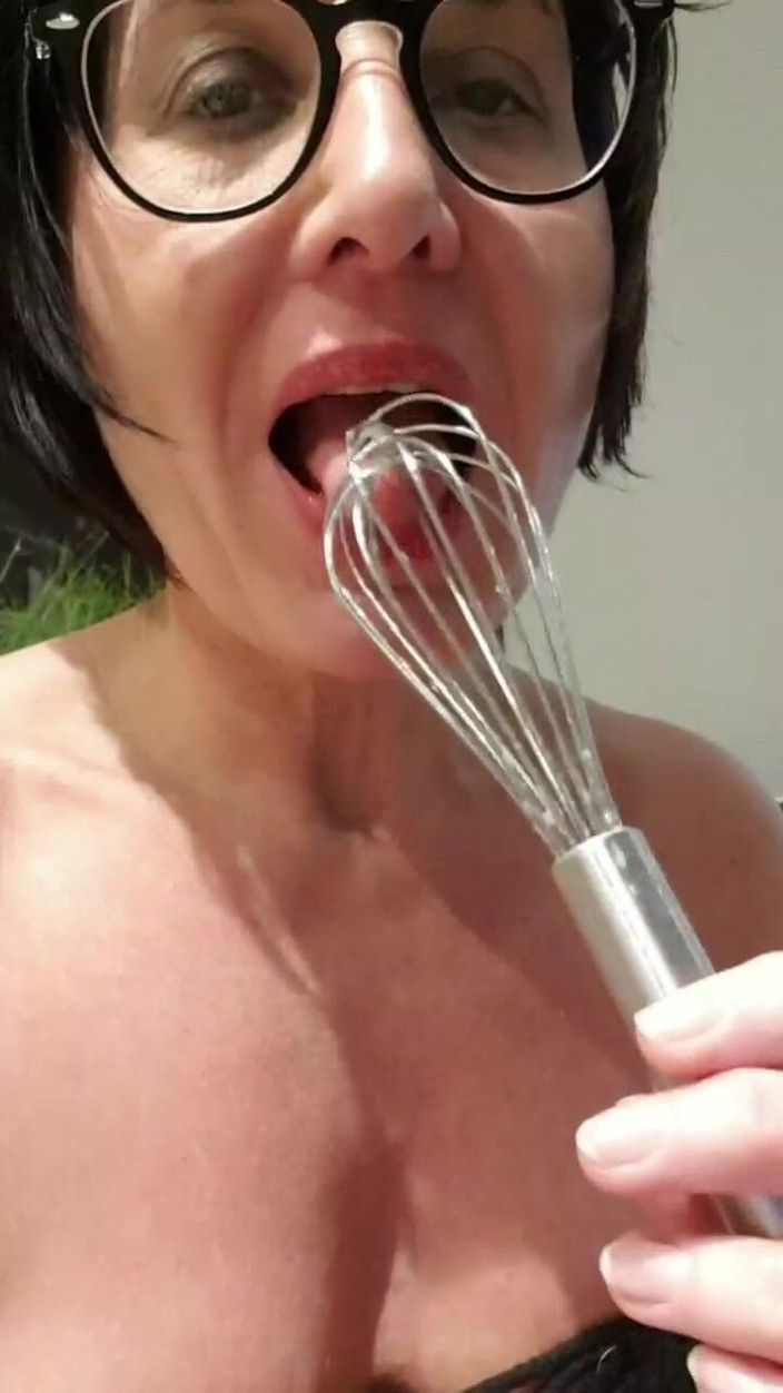 JulieEroticDress: Main cangkuk dan dildo kaca untuk pancutan mani besar