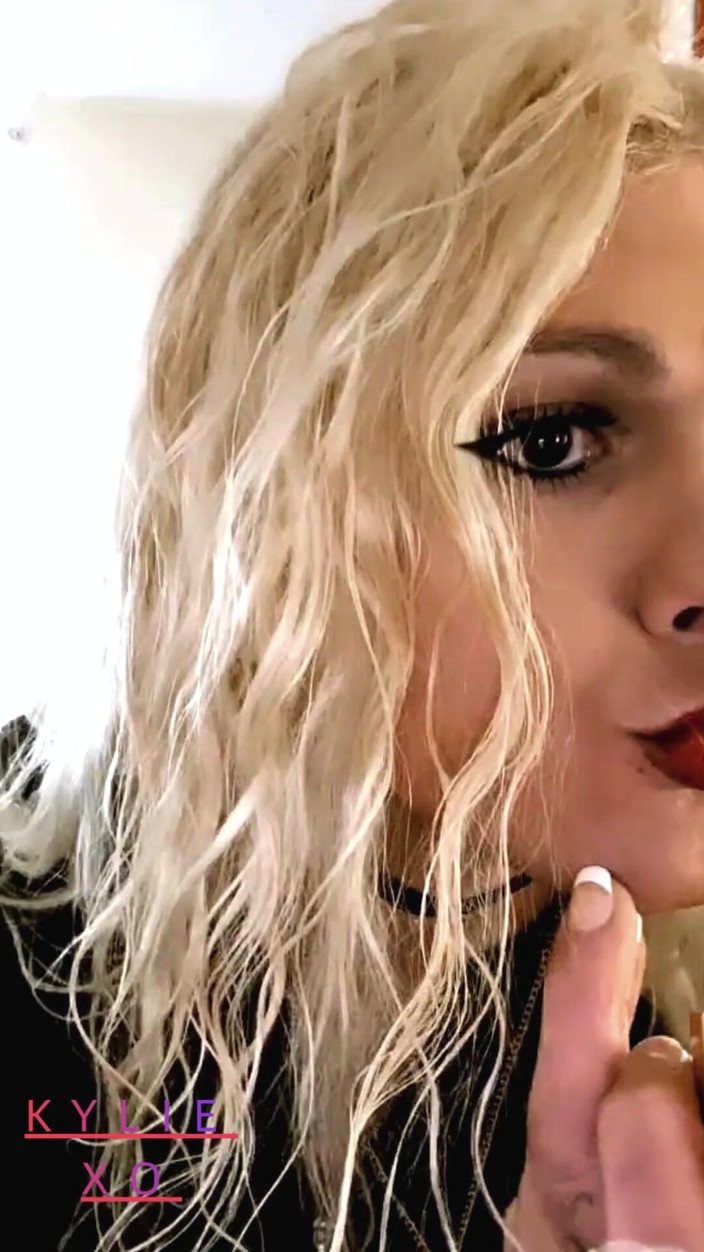 Darkfetish2k: Она курит, ожидая твой член