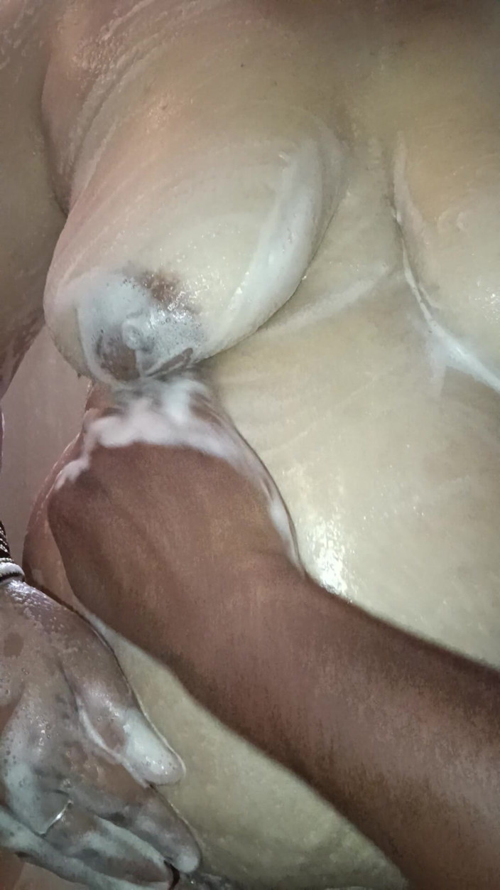 Muruga: Tía mostrando cuarto de baño