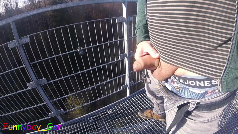 Funnyboy-Ger: Di luar di menara pengawas yang sangat umum di sungai,...