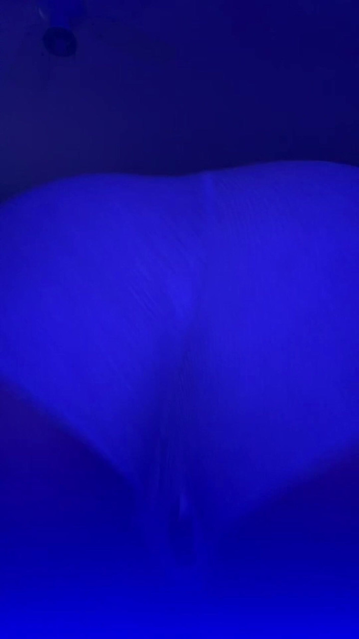 Amber Monae: Big Booty Twerking in Blue Light