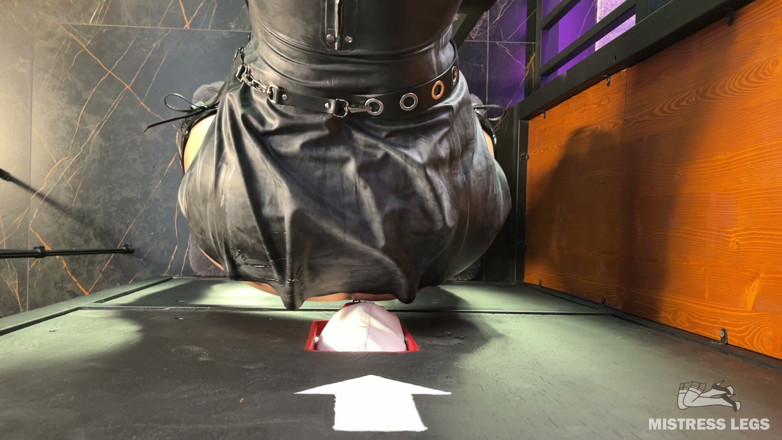 Mistress Legs: ทาสรูสอดควย: ฉันยัดเท้าไนลอนเหงื่อแตกและตูดเข้าไปในปากที่ถูกล่ามโซ่ของเขา