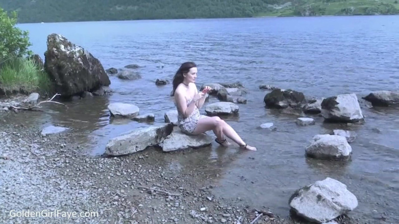 Her Kink UK: Писяє в озері