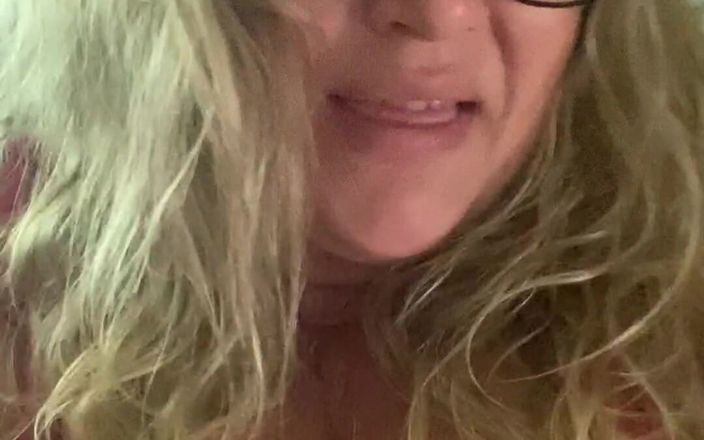 Lily Bay 73: Who Wants to Watch Me #masturbate Live??