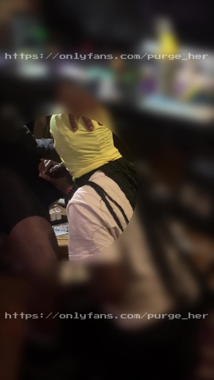 PlayboyHef: 她被抓到吮吸我的鸡巴