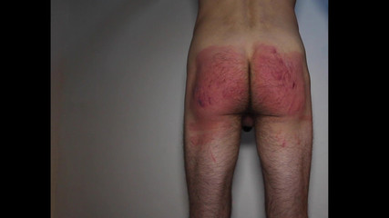 Selfspanker: Tự sướng mạnh bạo với thắt lưng và gậy