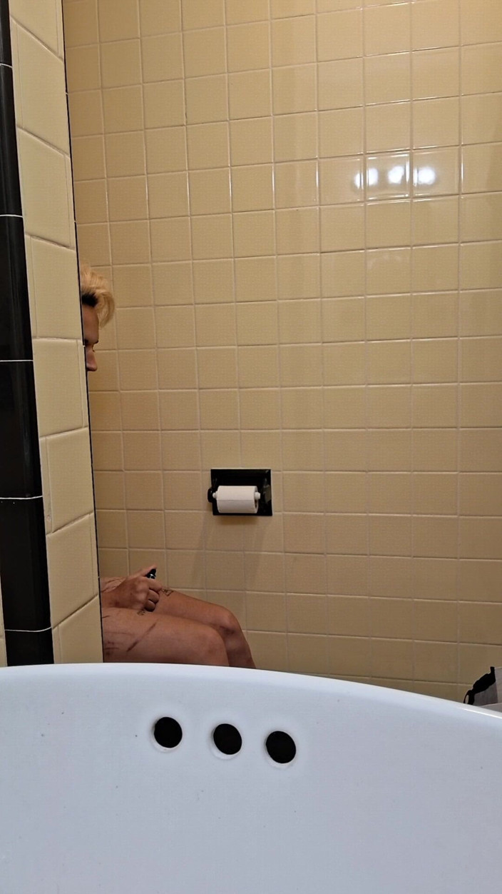Vovxxx: Showering and Peeing
