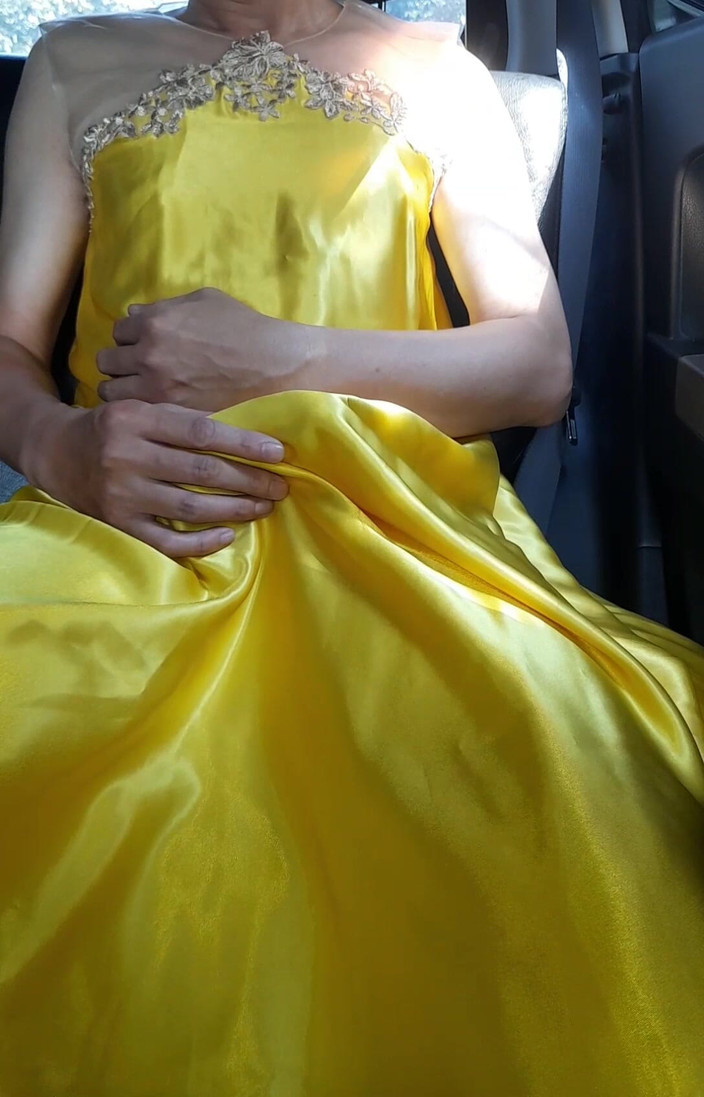 Naomisinka: Сексуальный кроссдрессер мастурбирует в желтом блестящем атласе платье