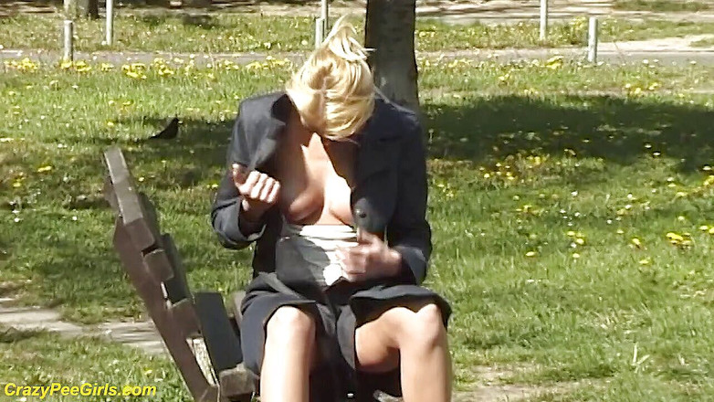 Crazy pee girls: Thể thao dưới nước có thật