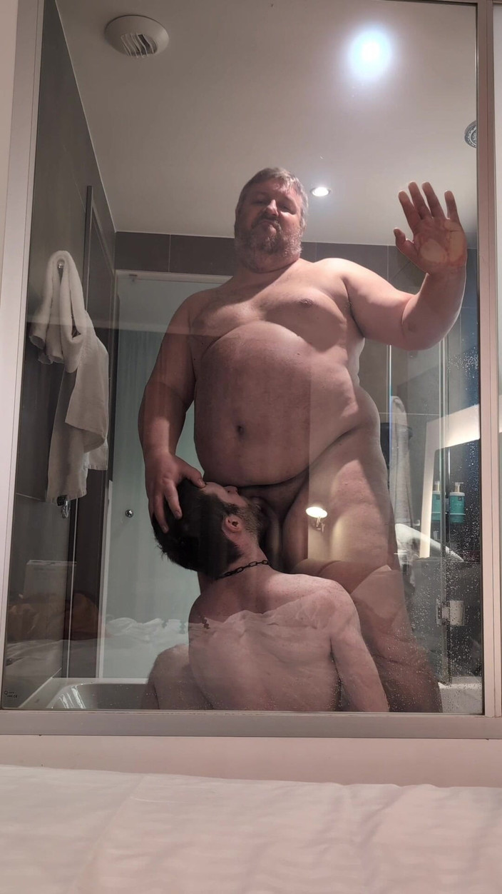 Mart_the_cat: Padrasto me fode no banheiro