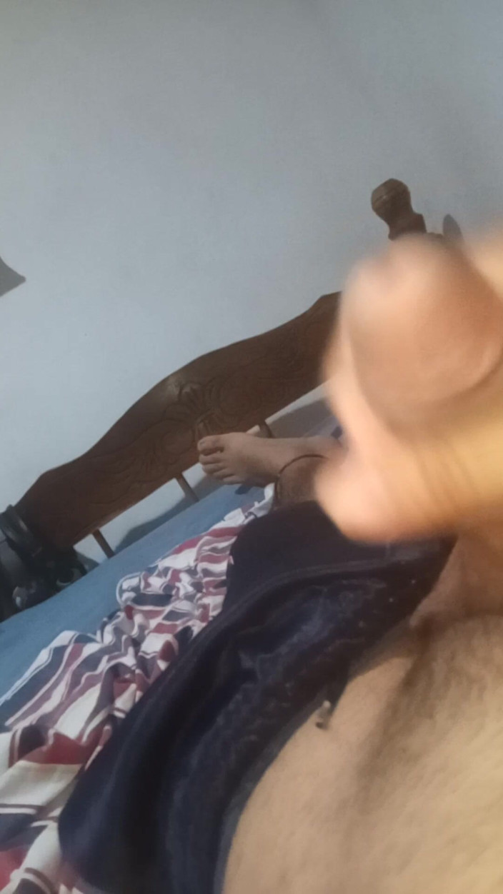 Cute boy jerks off: Młody człowiek od stresuje się w swoim pokoju, podczas gdy...