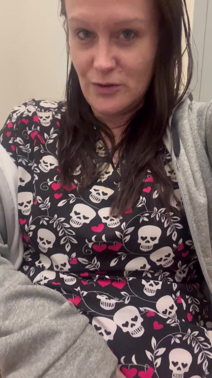 Sinful-Secrets: Jururawat nakal memancut mani di bilik air awam