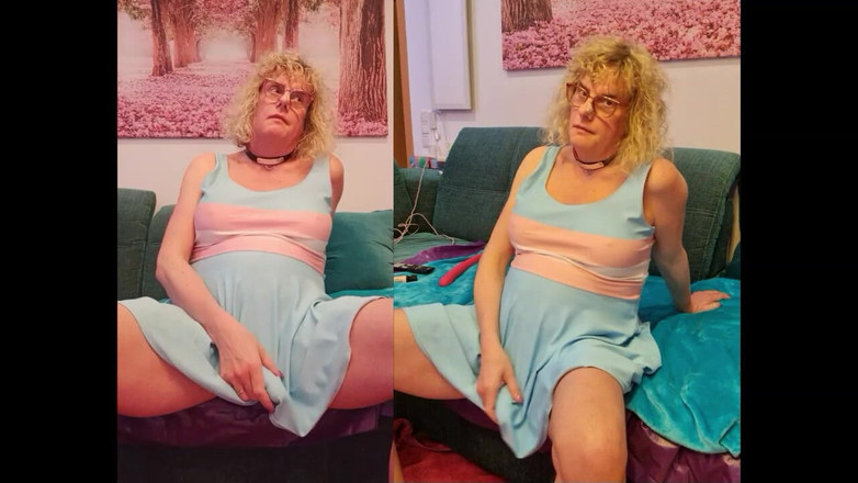 TSLillySophie: Tgirl Anna展示她坚硬的女孩和她的大奶子...用长假阳具操她的菊花并吮吸它直到她高潮