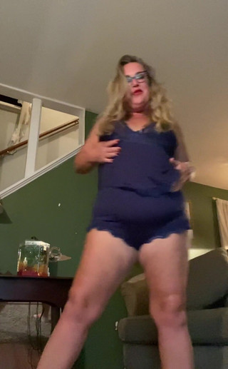 Lily Bay: Selamat malam di mana semua beban-beban itu yang ingin kulihat??