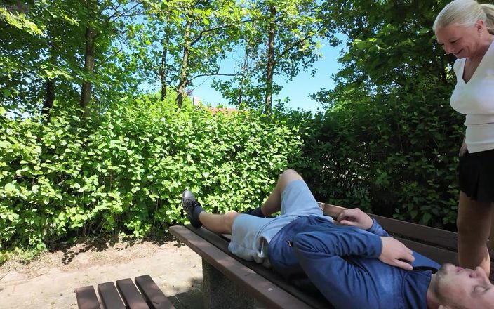 Rosella Extrem: Offentlig barbacka sex med en främling, creampie och mun pissar...