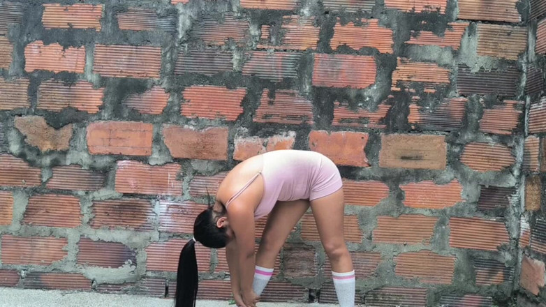 Isabel: Stretching Outside and Peeing My Gym Clothes