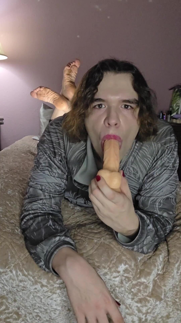 Miss Dimples: Nonbinary Femboy Faz Algum Treinamento Na Garganta Enquanto Faz "the Pose"