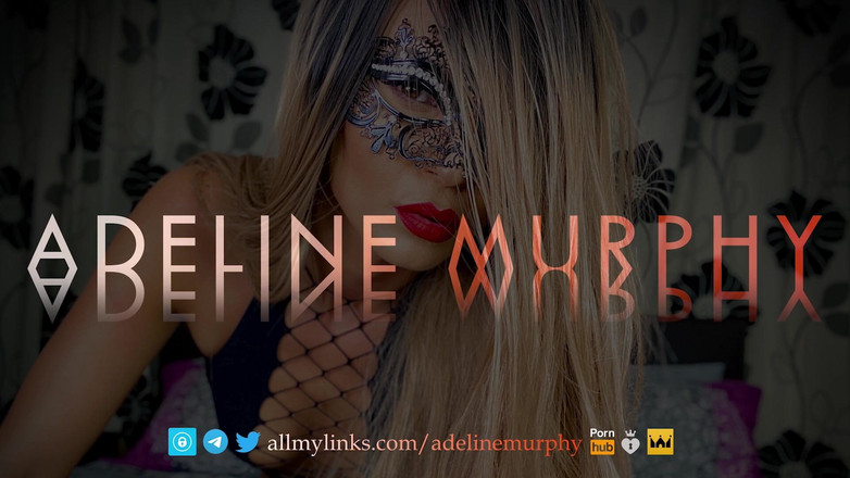 Adeline Murphy: Adeline Murphy brinca com um com os pés de meia-calça...