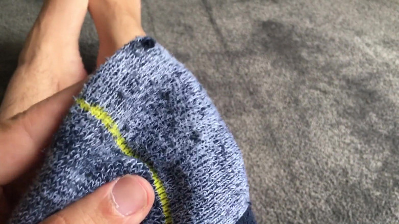 Manlyfoot: À la maison du travail, je renifle mes chaussettes et...