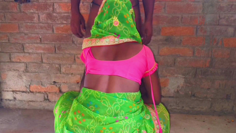 Sumang studio: Чоловік змусив свою молоду дружину сісти їй на колінах і вставив його пеніс в її дупу. 