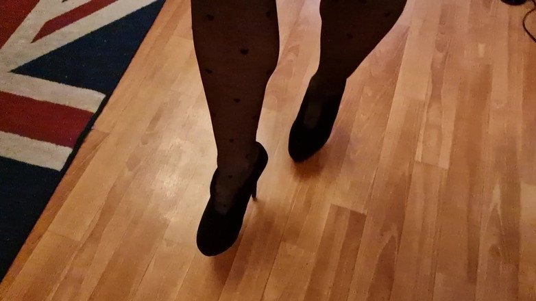 Milosbroz: 性感高跟鞋三人组，偷偷穿着紧身裤四处走动，玩着高跟鞋