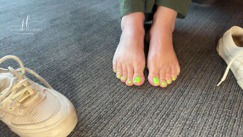 Jasmine Flowers: Heiße MILF fuß necken: Helle zehen &amp; großer hintern delight