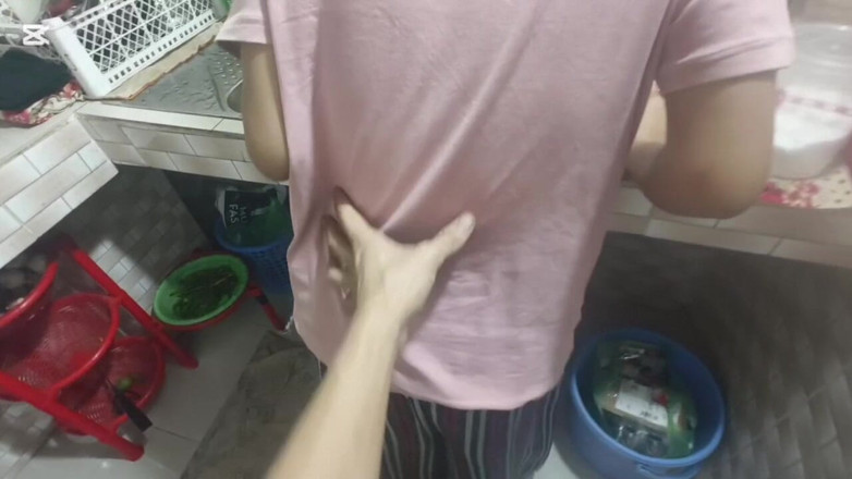 rhdhudhdhd: 火辣继妹做饭晚餐