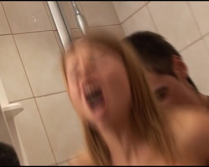 Porno kino: Două gagici germane obraznice care își freacă pula în baie