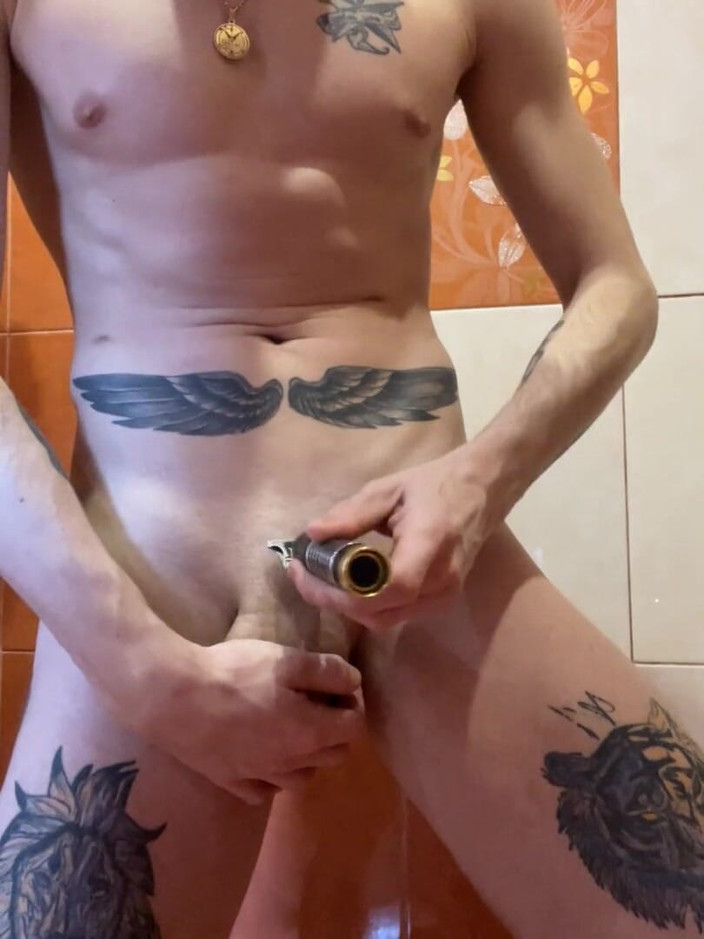 Falcon Al: Хлопець знімав себе, роблячи інтимну стрижку у ванній кімнаті