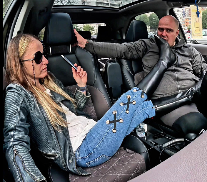 Mistressyammyboots: Uctívej mé boty v autě, otroku - toto je tvé místo