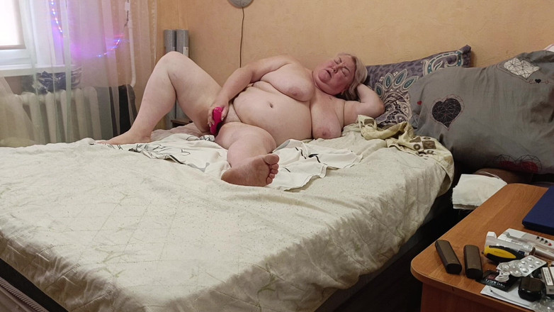 Zona901: Büyük götlü üvey anne kıllı amına mastürbasyon yapıyor