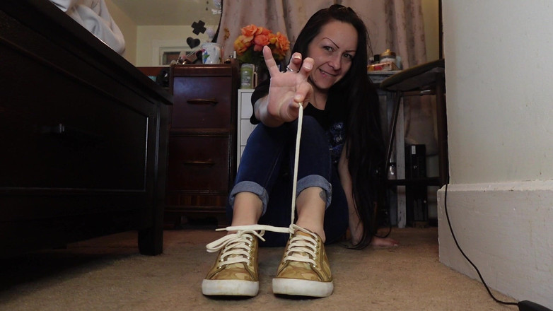 Raven Willow: Celý den na mých nohou a jsou punčochá