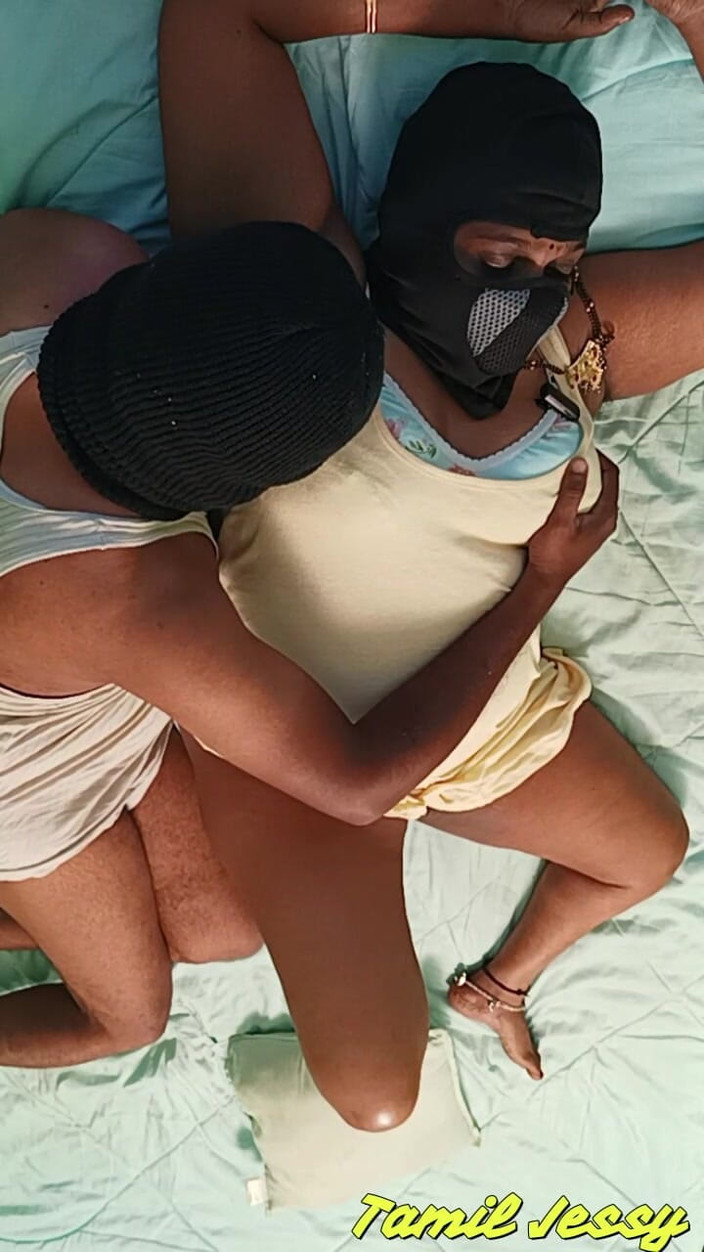 Tamil Jessy: Op zijn hondjes neuken