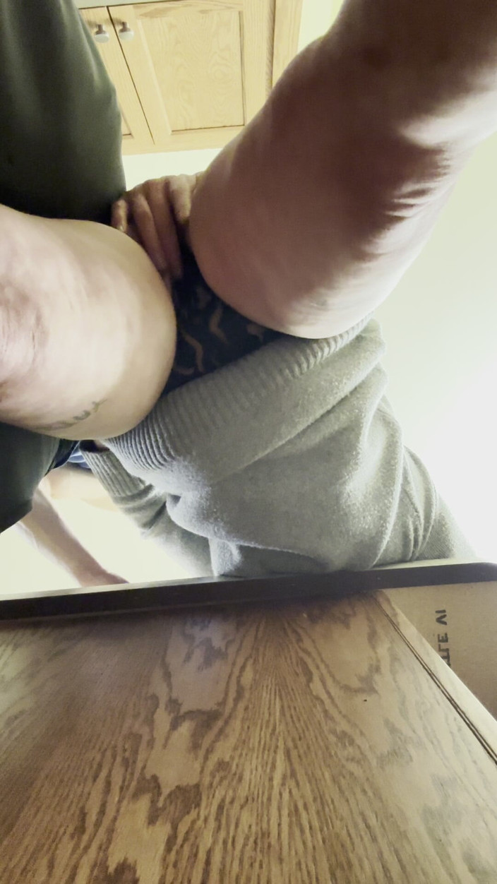 Alpha stud 4 u: Lihat Sudut pandangan kamera di kelangkangnya dengan pakaian