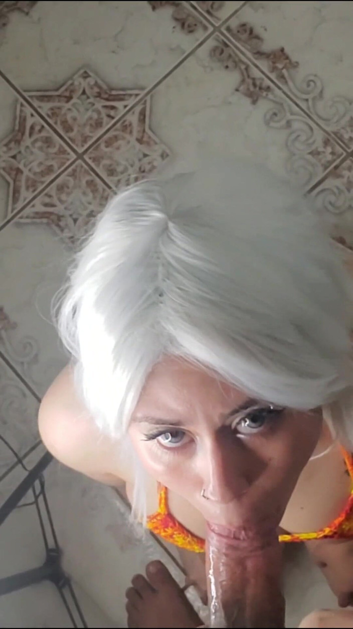 DherlyDoll: 18 anos prostituta adora chupar um pau gordo