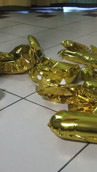 Темношкіра повітряна куля дробить каблук!