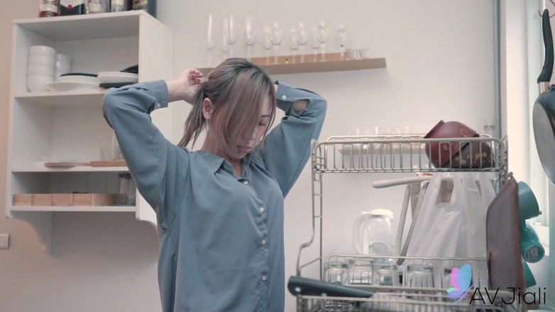 AV Jiali: リンは仕事を休むと、同僚が彼女のところに来て彼女とセックスします。