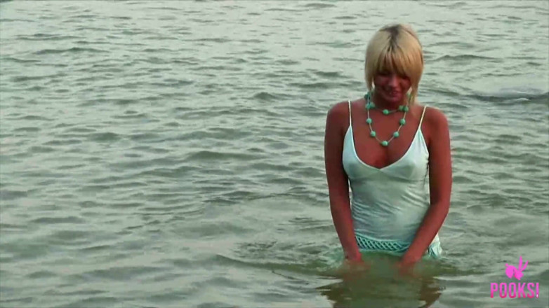 Pooksi: Beach beauty Arya rubs her sugar snatch until she cums!