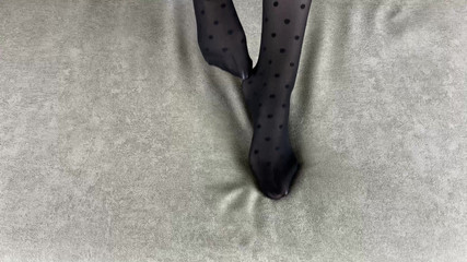 Gloria Gimson: Gadis cantik memamerkan celana ketat nilon hitamnya yang indah