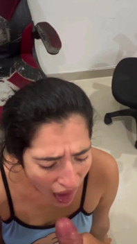 Interrumpo a Mi Hermanastro En Su Estudio Para Chuparle La Verga